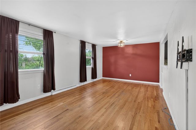 279 Woodridge Dr, Green Tree, PA 15106