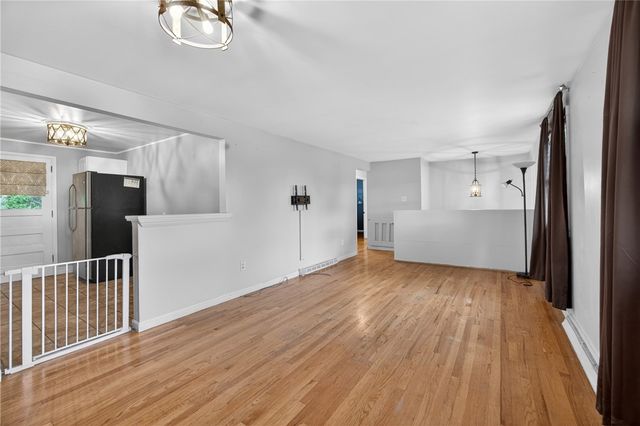279 Woodridge Dr, Green Tree, PA 15106