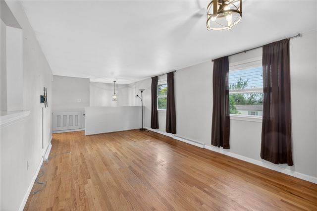 279 Woodridge Dr, Green Tree, PA 15106