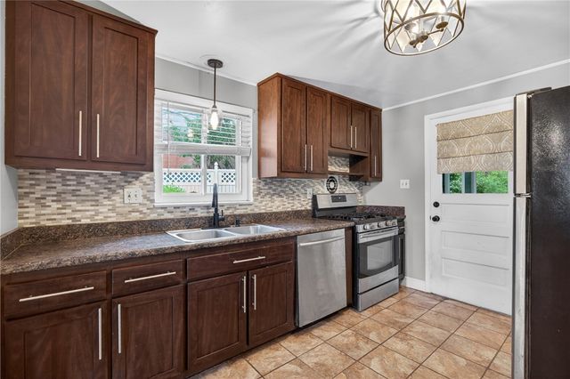 279 Woodridge Dr, Green Tree, PA 15106