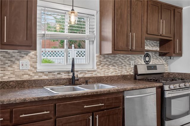 279 Woodridge Dr, Green Tree, PA 15106