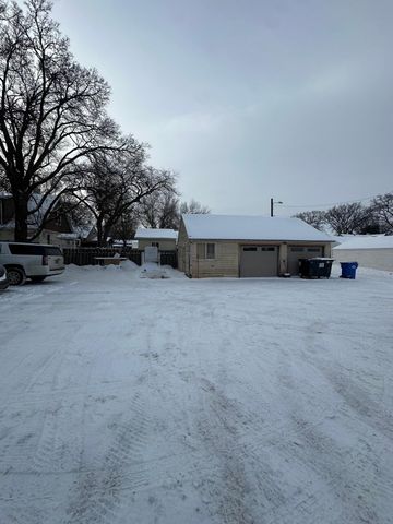 1036 College Street N, Fargo, ND 58102