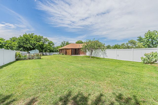 204 S Spring Branch Trail, Springtown, TX 76082