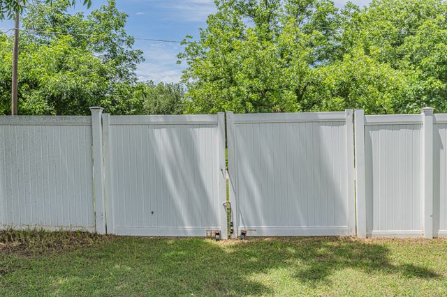 204 S Spring Branch Trail, Springtown, TX 76082