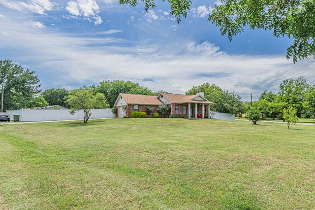204 S Spring Branch Trail, Springtown, TX 76082