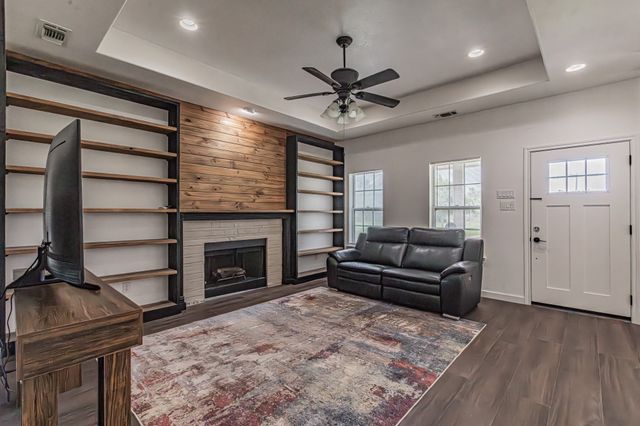 204 S Spring Branch Trail, Springtown, TX 76082