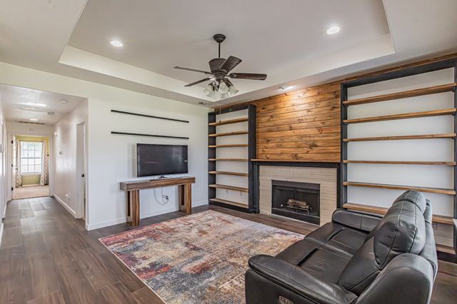 204 S Spring Branch Trail, Springtown, TX 76082