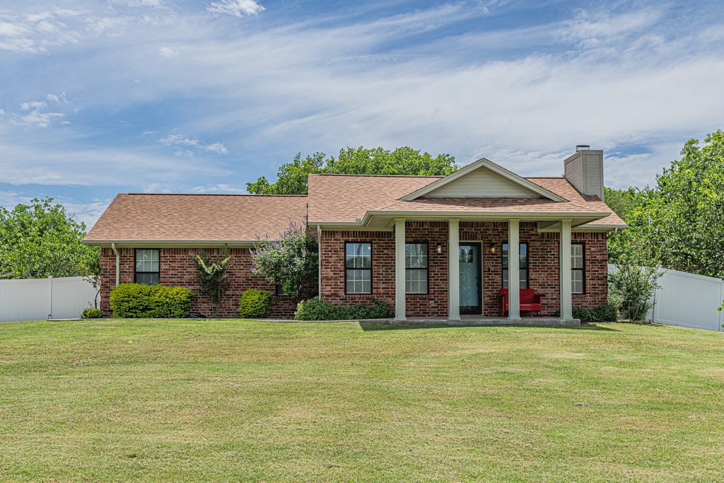 204 S Spring Branch Trail, Springtown, TX 76082