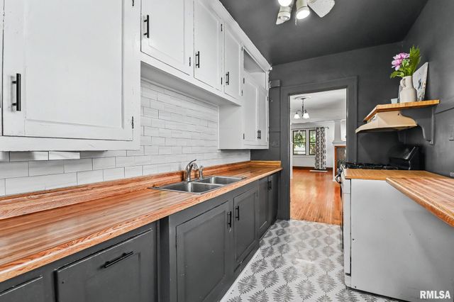 2214 W KELLOGG Avenue, West Peoria, IL 61604