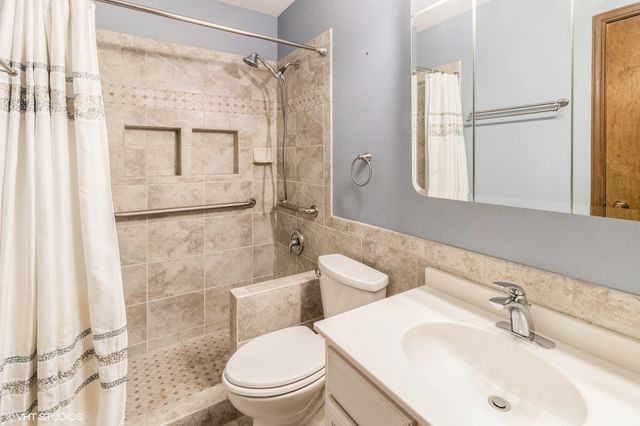 23W233 Cambridge Court, Glen Ellyn, IL 60137
