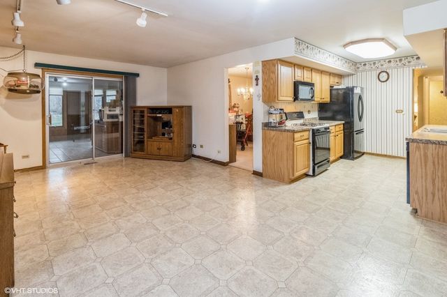 23W233 Cambridge Court, Glen Ellyn, IL 60137