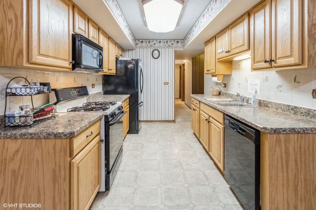 23W233 Cambridge Court, Glen Ellyn, IL 60137