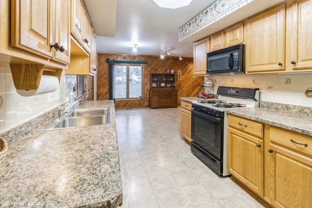 23W233 Cambridge Court, Glen Ellyn, IL 60137