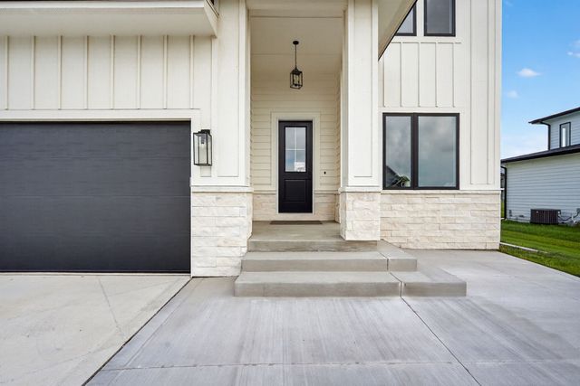 3943 NW 181ST Street, Clive, IA 50325