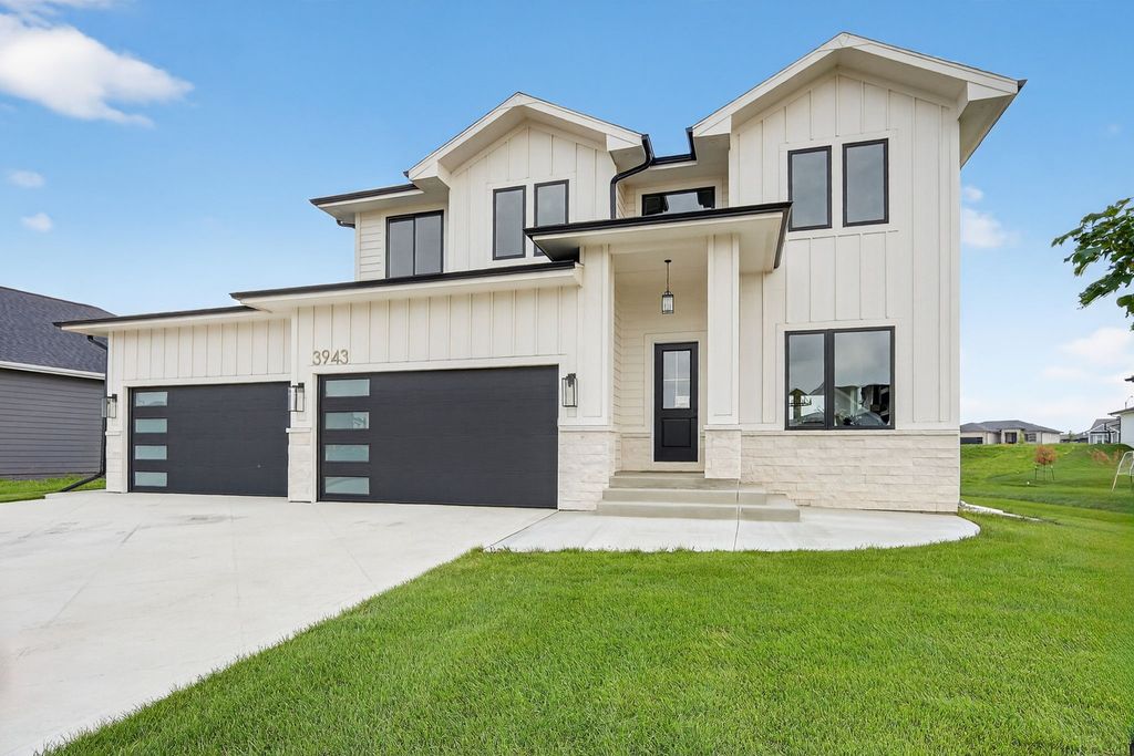 3943 NW 181ST Street, Clive, IA 50325