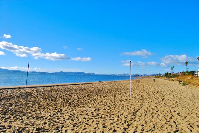 960 Shorepoint 215, Alameda, CA 94501