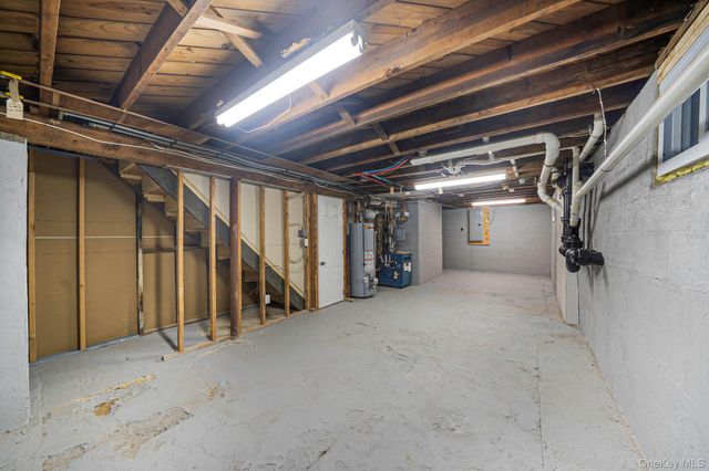 8 Florence Court, Huntington Station, NY 11746