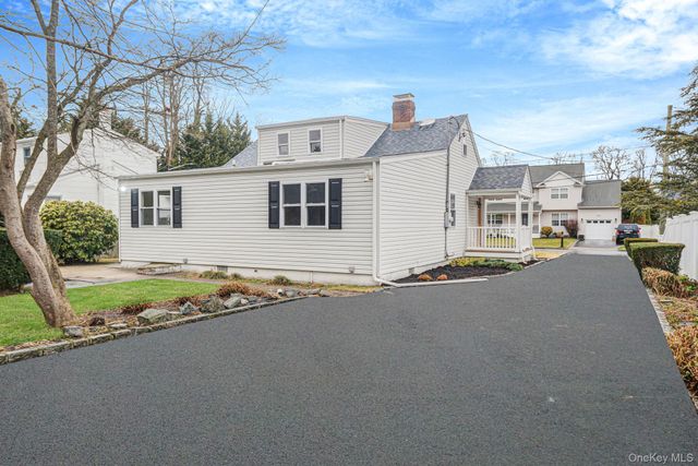 8 Florence Court, Huntington Station, NY 11746