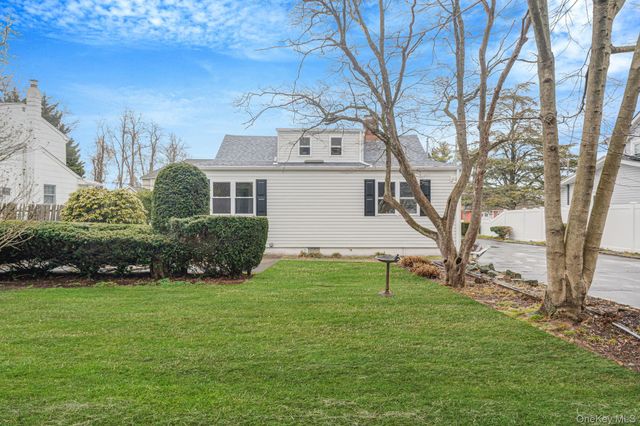 8 Florence Court, Huntington Station, NY 11746