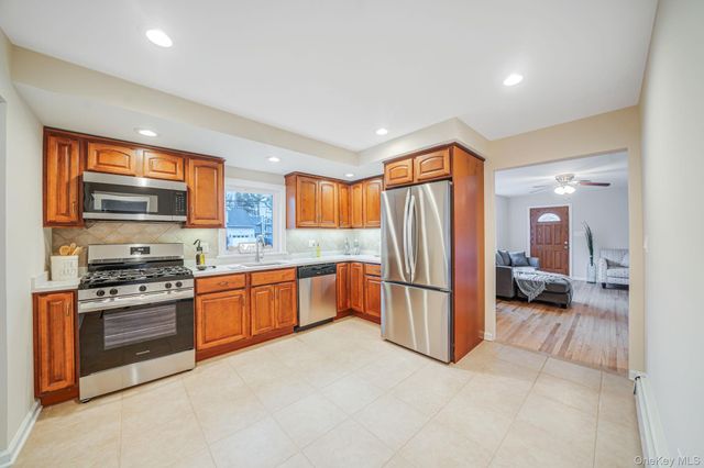 8 Florence Court, Huntington Station, NY 11746