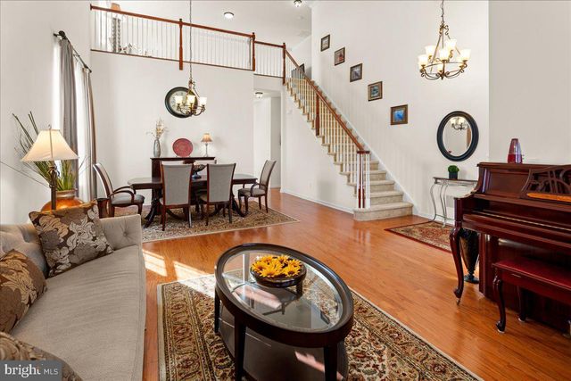 9 BELLINGHAM DR, Kendall Park, NJ 08824