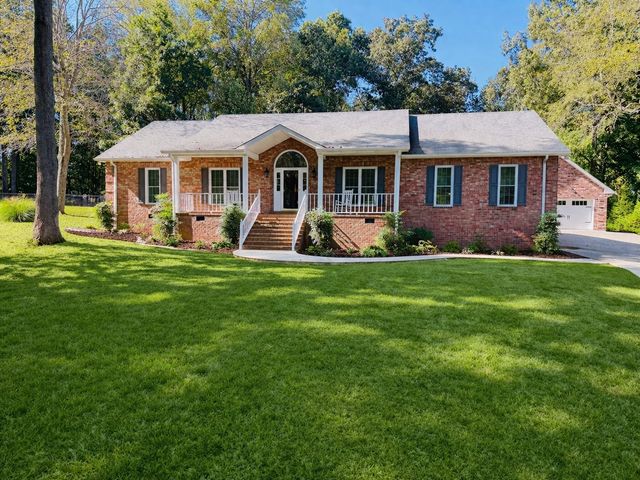 320 Spring Valley Dr, Cottontown, TN 37048