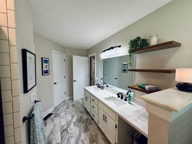 320 Spring Valley Dr, Cottontown, TN 37048