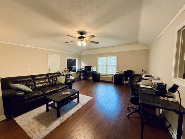 320 Spring Valley Dr, Cottontown, TN 37048