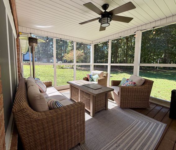 320 Spring Valley Dr, Cottontown, TN 37048