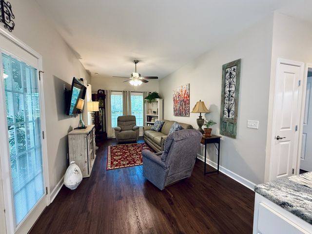 320 Spring Valley Dr, Cottontown, TN 37048