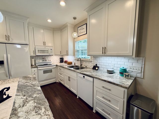 320 Spring Valley Dr, Cottontown, TN 37048