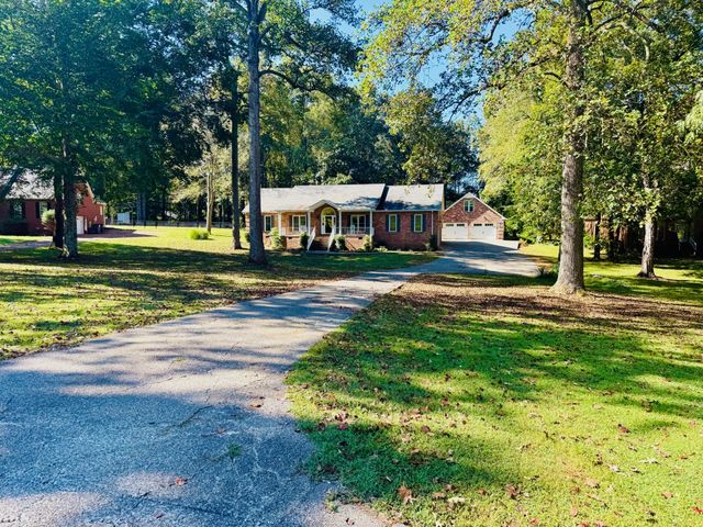 320 Spring Valley Dr, Cottontown, TN 37048