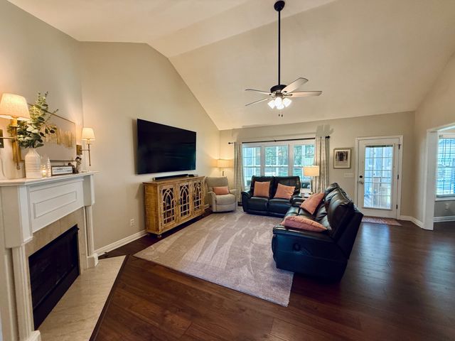 320 Spring Valley Dr, Cottontown, TN 37048