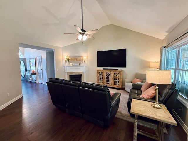 320 Spring Valley Dr, Cottontown, TN 37048