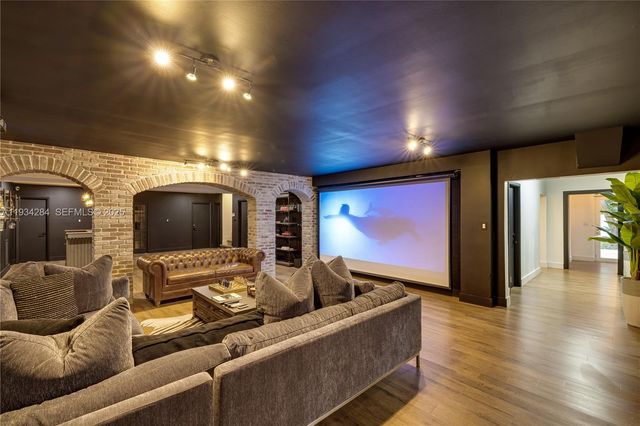 8000 Los Pinos Blvd, Coral Gables, FL 33143