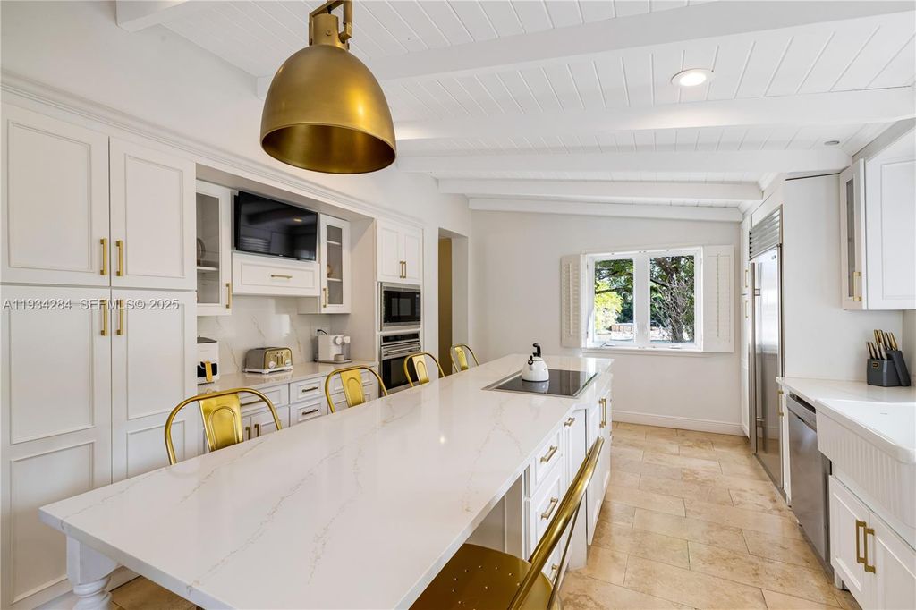 Image 13 of property listing at 8000 Los Pinos Blvd, Coral Gables, FL 33143