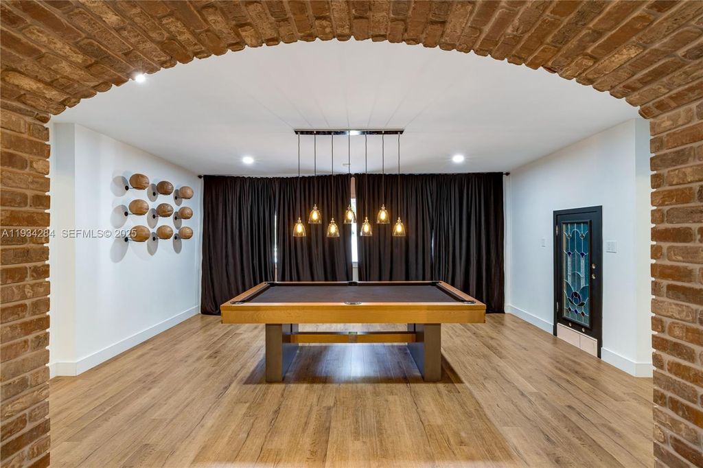 Image 20 of property listing at 8000 Los Pinos Blvd, Coral Gables, FL 33143