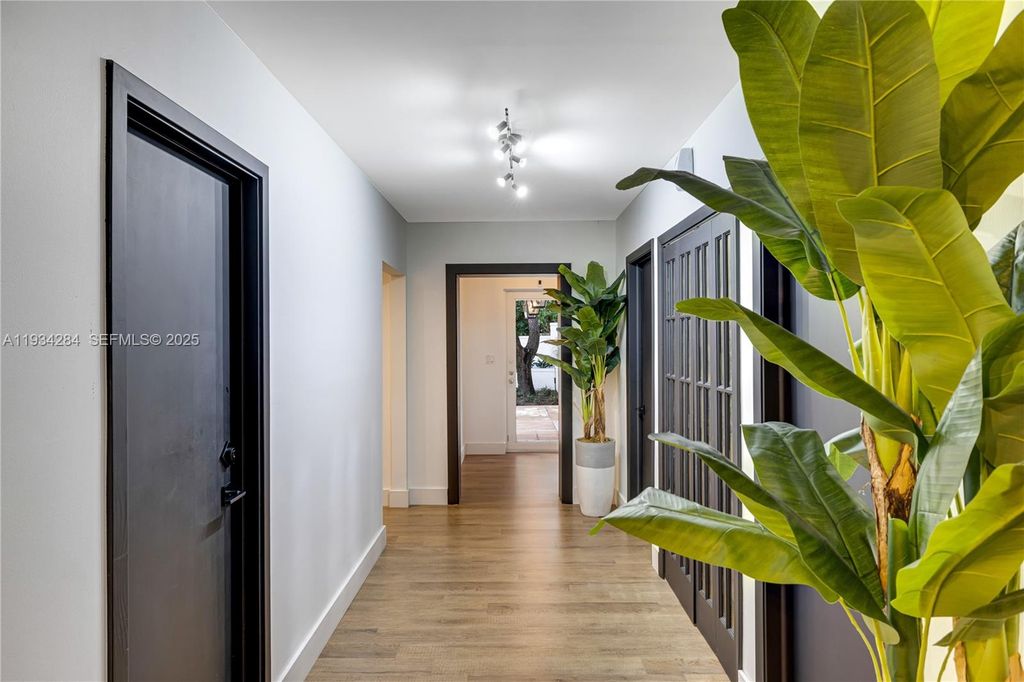 Image 22 of property listing at 8000 Los Pinos Blvd, Coral Gables, FL 33143