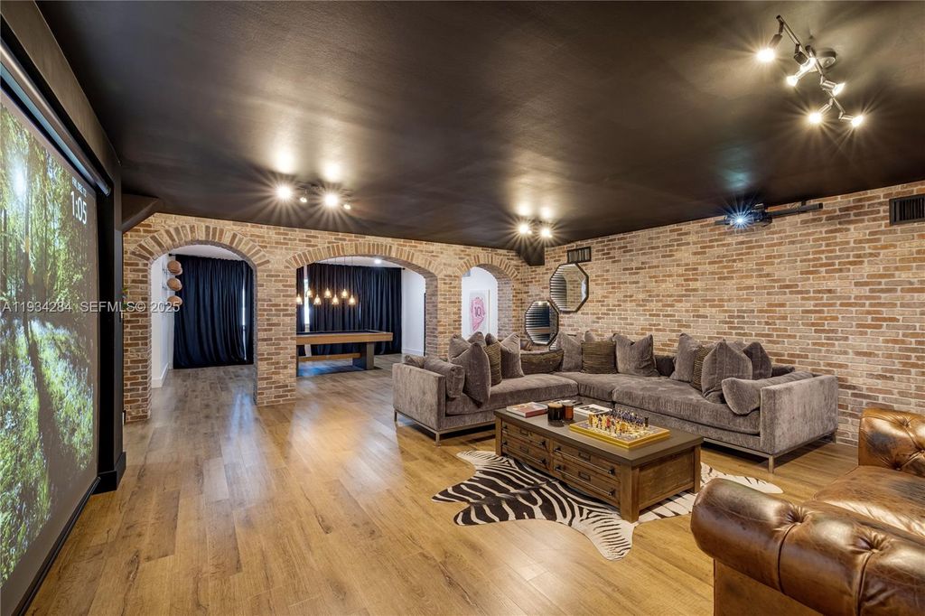 Image 25 of property listing at 8000 Los Pinos Blvd, Coral Gables, FL 33143