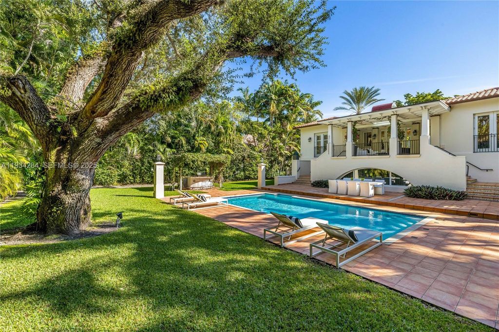 Image 35 of property listing at 8000 Los Pinos Blvd, Coral Gables, FL 33143