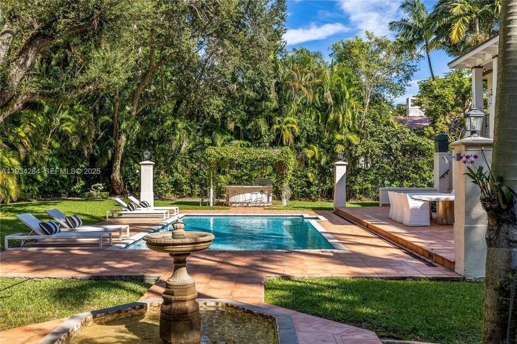 Image 37 of property listing at 8000 Los Pinos Blvd, Coral Gables, FL 33143