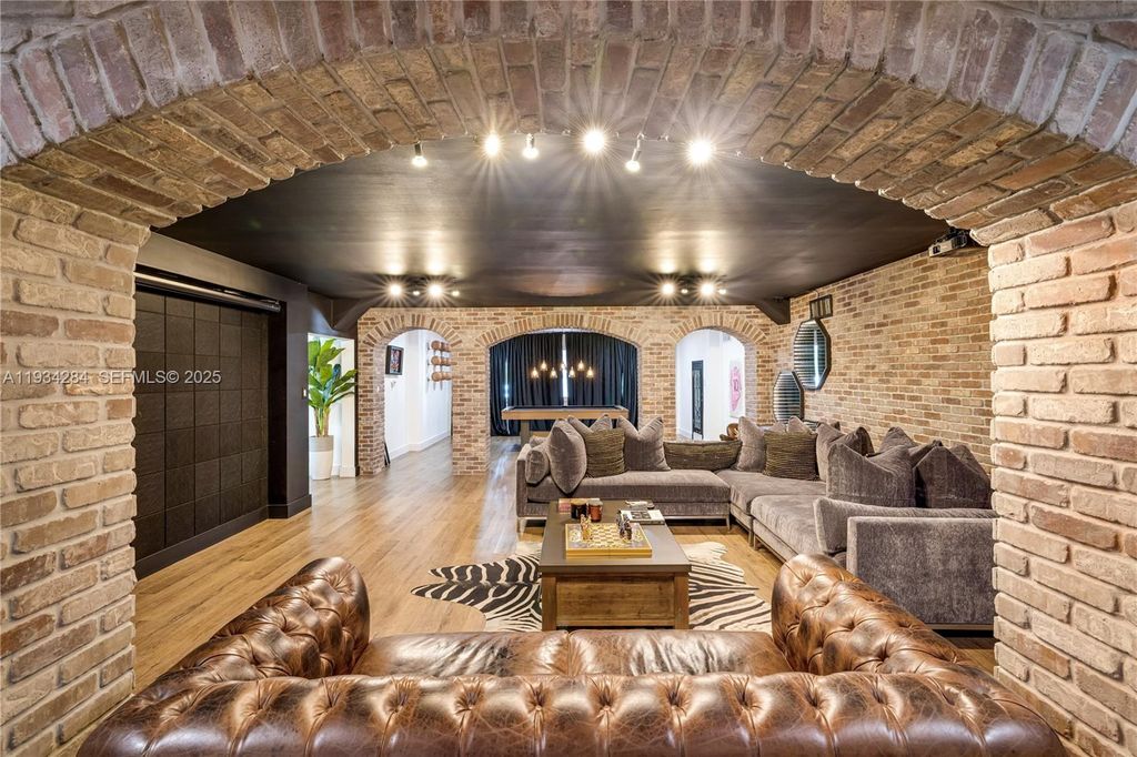 Image 59 of property listing at 8000 Los Pinos Blvd, Coral Gables, FL 33143