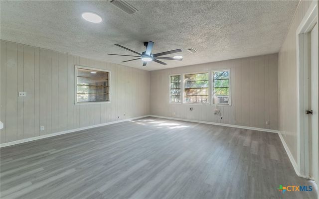 574 Oaklawn Drive, Rockdale, TX 76567
