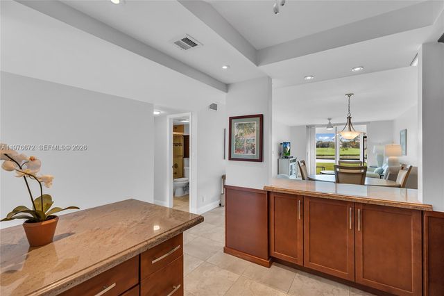 9320 S Hollybrook Lake Dr 108, Pembroke Pines, FL 33025