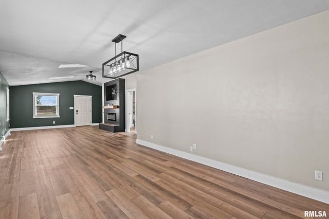 2 ROYAL Drive, Sherman, IL 62684