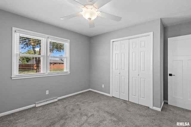 2 ROYAL Drive, Sherman, IL 62684