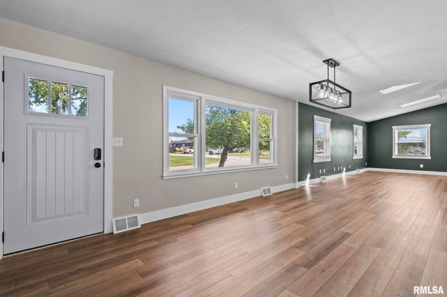 2 ROYAL Drive, Sherman, IL 62684