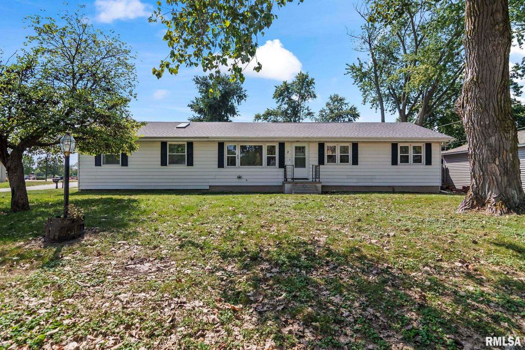 2 ROYAL Drive, Sherman, IL 62684