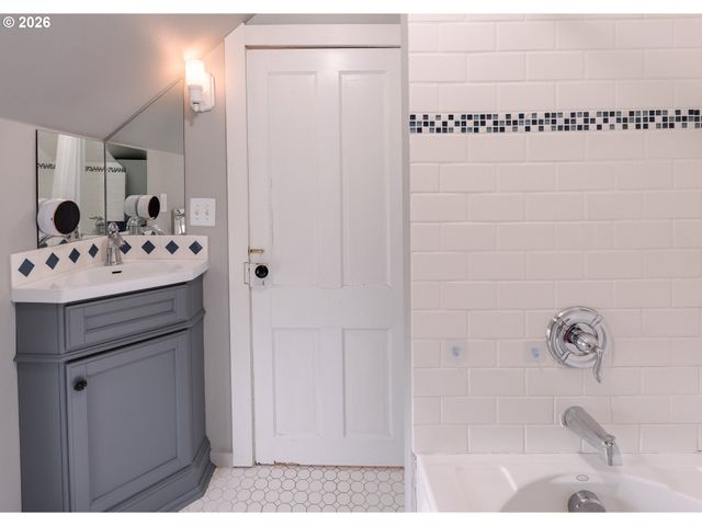 436 Nw TERRITORIAL Rd, Canby, OR 97013