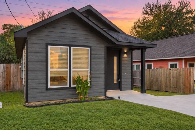 738 Chihuahua ST, Lockhart, TX 78644